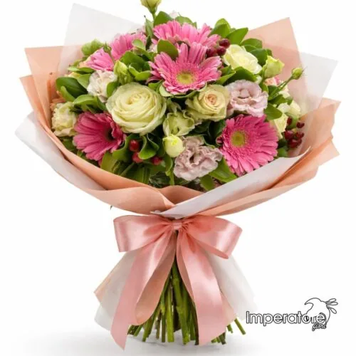 Bouquet di gerbere rosa e rose bianche con confezione cipria
