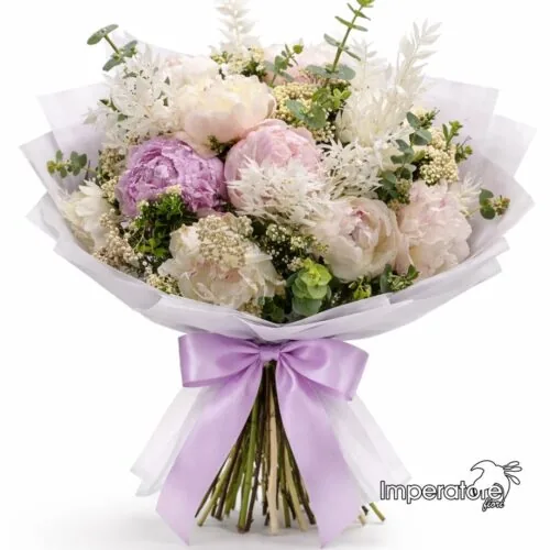 Bouquet di peonie bianche e rosa confezionato a mano da Imperatore Fiori a Napoli