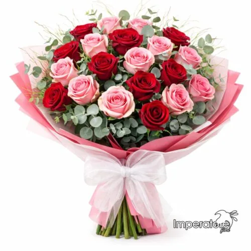 Bouquet di rose rosse e rosa con eucalipto